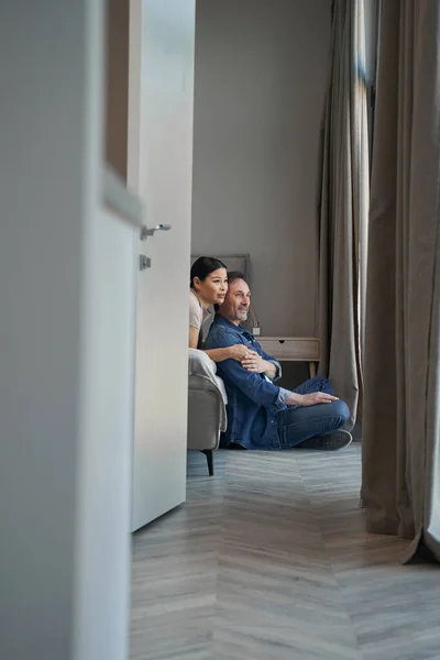 Счастливая пожилая пара в романтический день в помещении — стоковое фото
