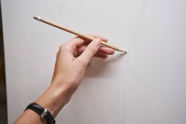 Kompetens művész, aki ceruzával rajzol mesterkurzust — Stock Fotó