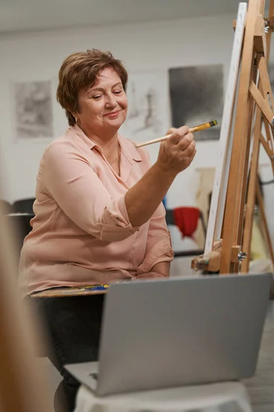 Zachwycony kobieta osoba ogląda online art masterclass — Zdjęcie stockowe