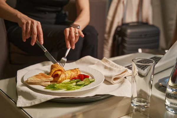 Feminino usando garfo e faca para comer seu jantar — Fotografia de Stock