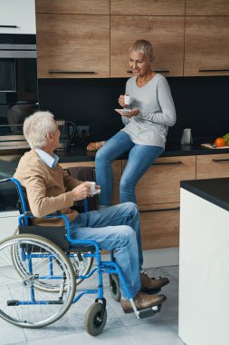 Partnerine bakan mutlu bir kadın.