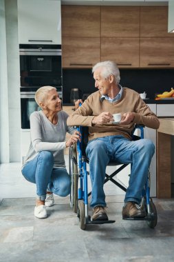 İki mutlu insan sabahlarını mutfakta geçiriyor.