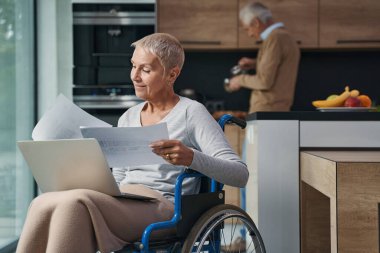 Projesinde çalışan serbest çalışan mutlu bir yazar.