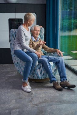 Rahat yetişkinler hafta sonunu evde geçirir.