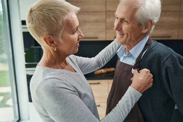 Portret van gelukkige mensen die hun liefde tonen — Stockfoto