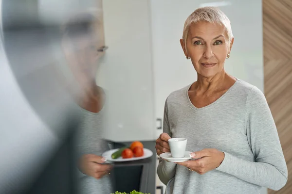 Retrato de linda rubia sosteniendo la taza en las manos — Foto de Stock