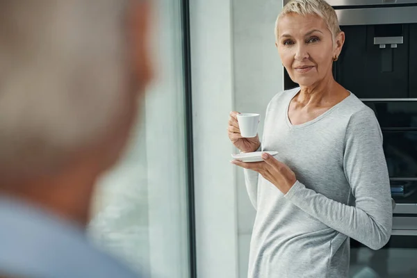 Silhouet van de man die naar zijn vrouw kijkt — Stockfoto