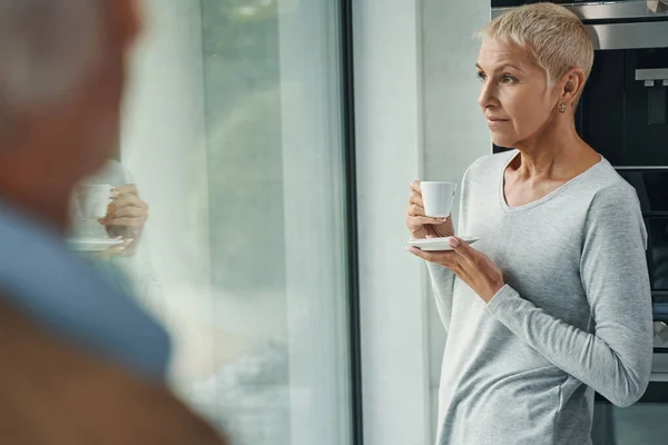 Lindo anciano hembra siendo profundo en sus pensamientos — Foto de Stock