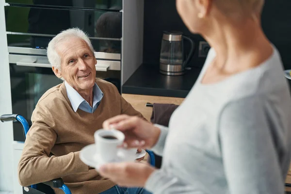 Primer plano del usuario de silla de ruedas feliz mirando a su esposa — Foto de Stock