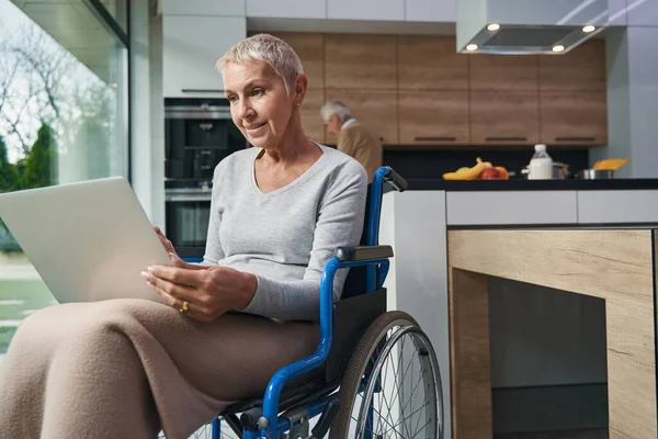 Posta kutusunu karıştıran mutlu sarışın kadın.