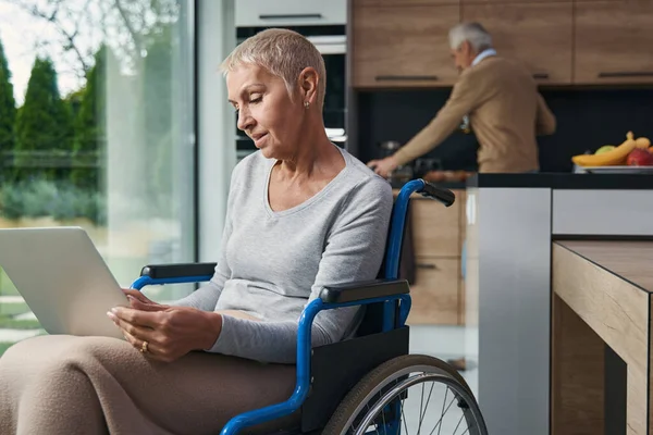 Nazik engelli kadın aletine bakıyor.