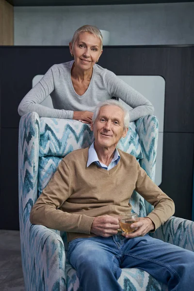 Kocasının arkasında duran inanılmaz olgun kadın.