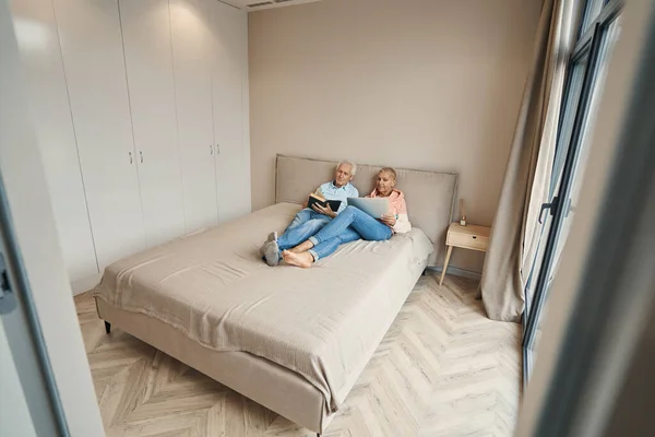 Rilassato persone mature sdraiate su un letto comodo — Foto Stock