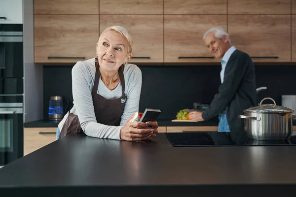 Linda persona femenina mayor siendo profundo en sus pensamientos — Foto de Stock