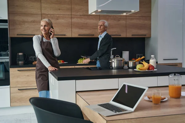 Son sınıf çifti mutfakta olduğu için çok mutlu.