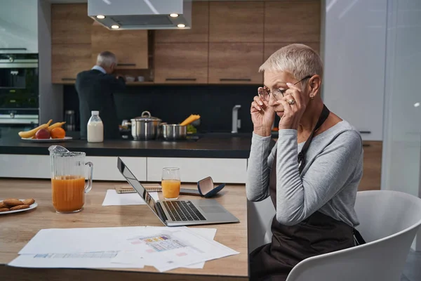 Persona mayor femenina concentrada que revisa correo de ingresos — Foto de Stock