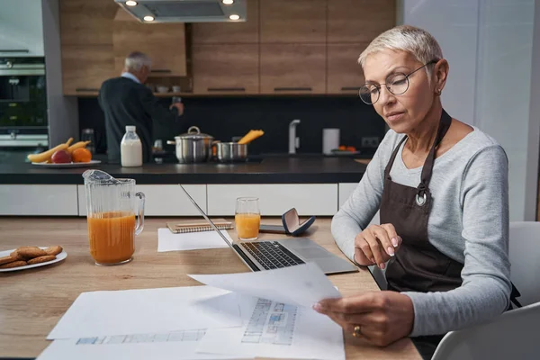 Mujer atractiva trabajando en su proyecto a distancia — Foto de Stock