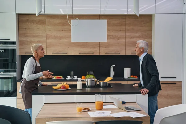 Konuşurken hareketli konuşan ciddi bir kadın.