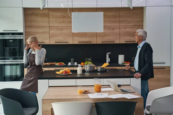 Negatif. Mutfakta birlikte olmaktan memnun olan insanlar.