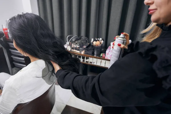 Професійний перукар робить зачіску в перукарні — стокове фото