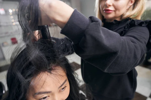 Невизнаний перукар використовує пензлик під час виготовлення бульбашки в перукарні — стокове фото
