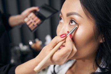 Çekici kadın, parlak modern kuaförde profesyonel imaj kazanıyor.