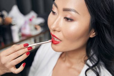 Modern kuaförde lüks kozmetik ürünleri olan zarif bir bayan.