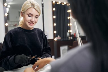 Elinde makasla güzel bir beyaz usta.