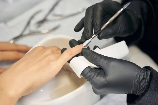 Imagen detallada del procedimiento de manicura de proceso en salón de uñas —  Fotos de Stock