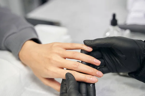 Cliente femenino no reconocido que recibe tratamiento de uñas en el salón —  Fotos de Stock
