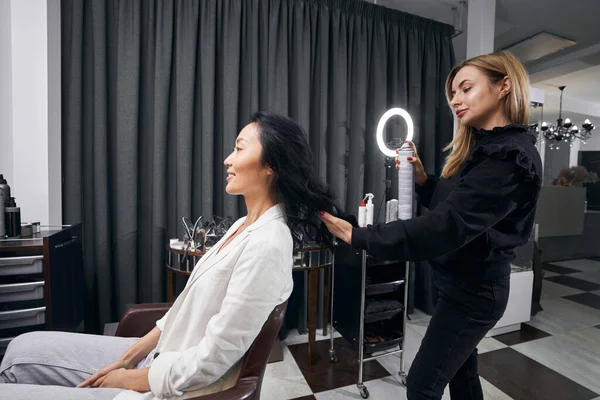 Okouzlující hezká asijské fena získávání vlasy procedura v salonu — Stock fotografie