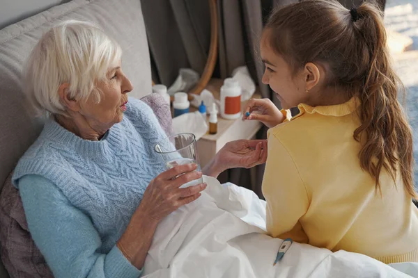 Agradecida anciana siendo apoyada durante un revés de salud — Foto de Stock