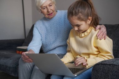 Sevgili büyükannemin kontrolünde uzaktan çalışma