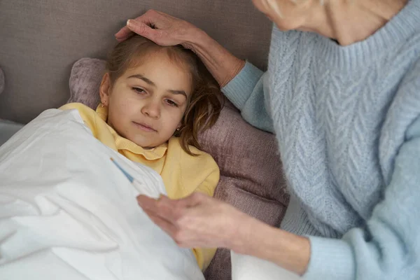 Triste niño sintiéndose enfermo y quedándose en la cama — Foto de Stock