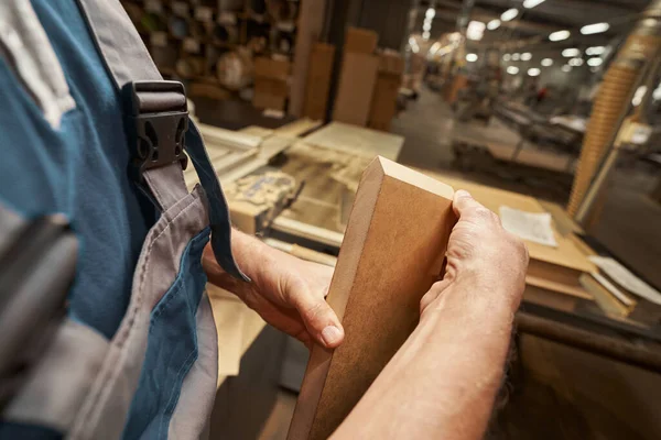 Focused photo on joiner standing in the workshop — Foto Stock