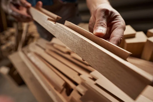 Foto focalizzata su barra di legno essere in mano — Foto Stock