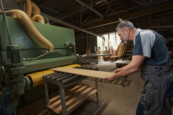 Focused photo on carpenter manufacturing mdf plank — Fotografia de Stock