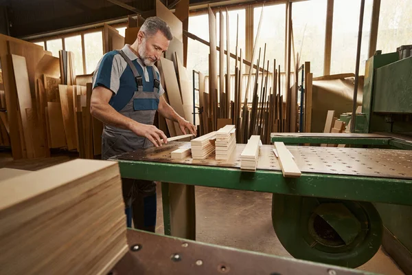 Persona maschile attenta che lavora nella produzione di mobili — Foto Stock