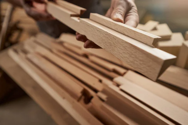 Primo piano di mano maschio che tiene tavola di legno — Foto Stock