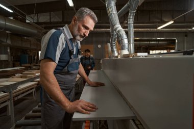 İşinin ehli erkek katılımcı atölyede mobilya üretiyor