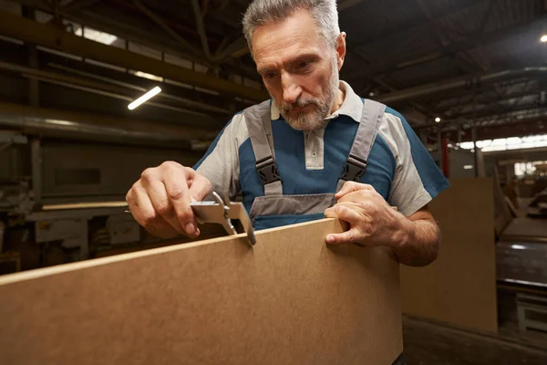 Close up of professional carpenter using tool for work — Zdjęcie stockowe