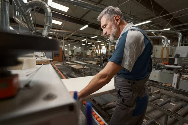 Concentrated mature man working in modern carpentry — Zdjęcie stockowe