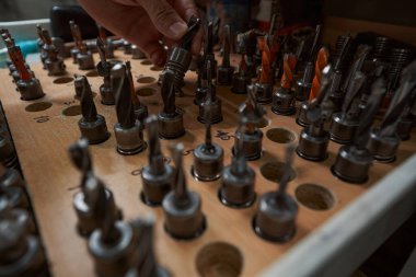 Erkek eli matkap ucu alırken yakınlaş.