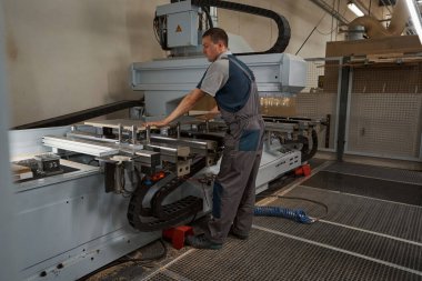 Birimin yanında duran yetenekli erkek marangoz.