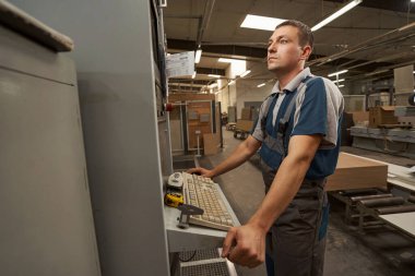 İşte modern bir cihaz kullanarak özenli katılımcı