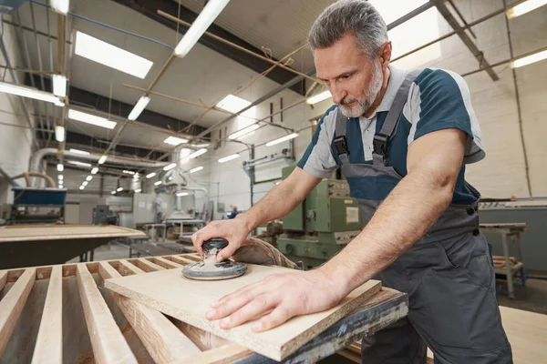 Portrait of senior carpenter being in workshop — Foto Stock