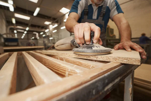 Close up of male hand grinding mdf plate — Foto Stock