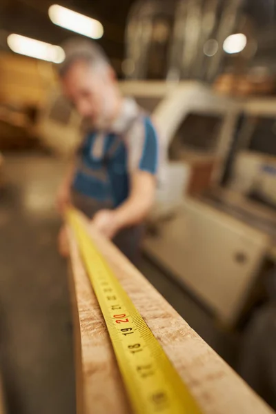 Close up of measuring tape being on bar — Foto Stock