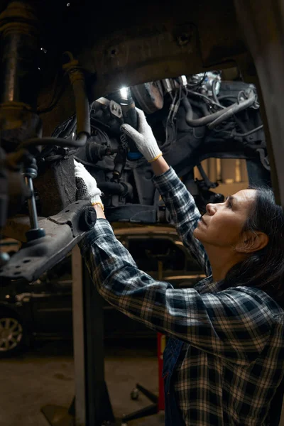 Mecánico responsable del coche que ejecuta diagnósticos profundos del vehículo —  Fotos de Stock