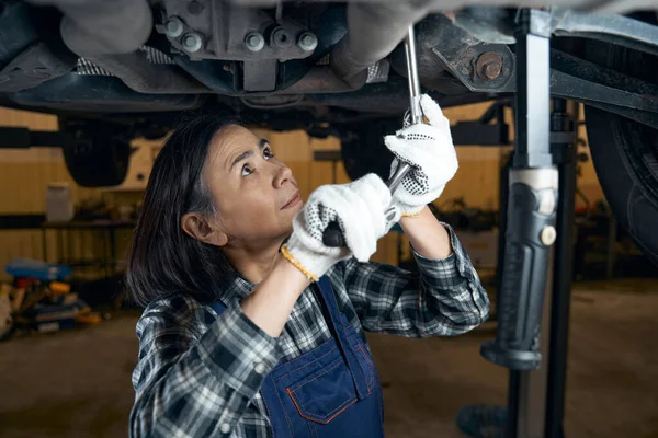 Professional mechanic inspecting all parts of the car — Fotografia de Stock